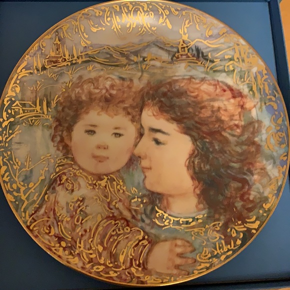 MOTHER DAUGHTER Plate!!!Edna Hibel NEW IN BOX !!Tammy and Kaiser Jo -BEAUTIFUL - Picture 6 of 6